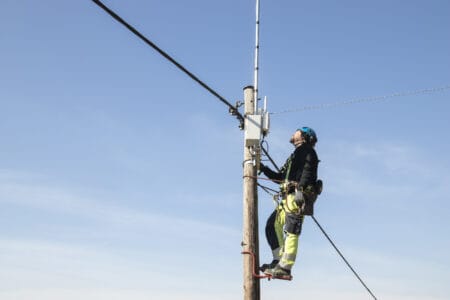 Medarbetare som genomför ett arbete på en luftledning.