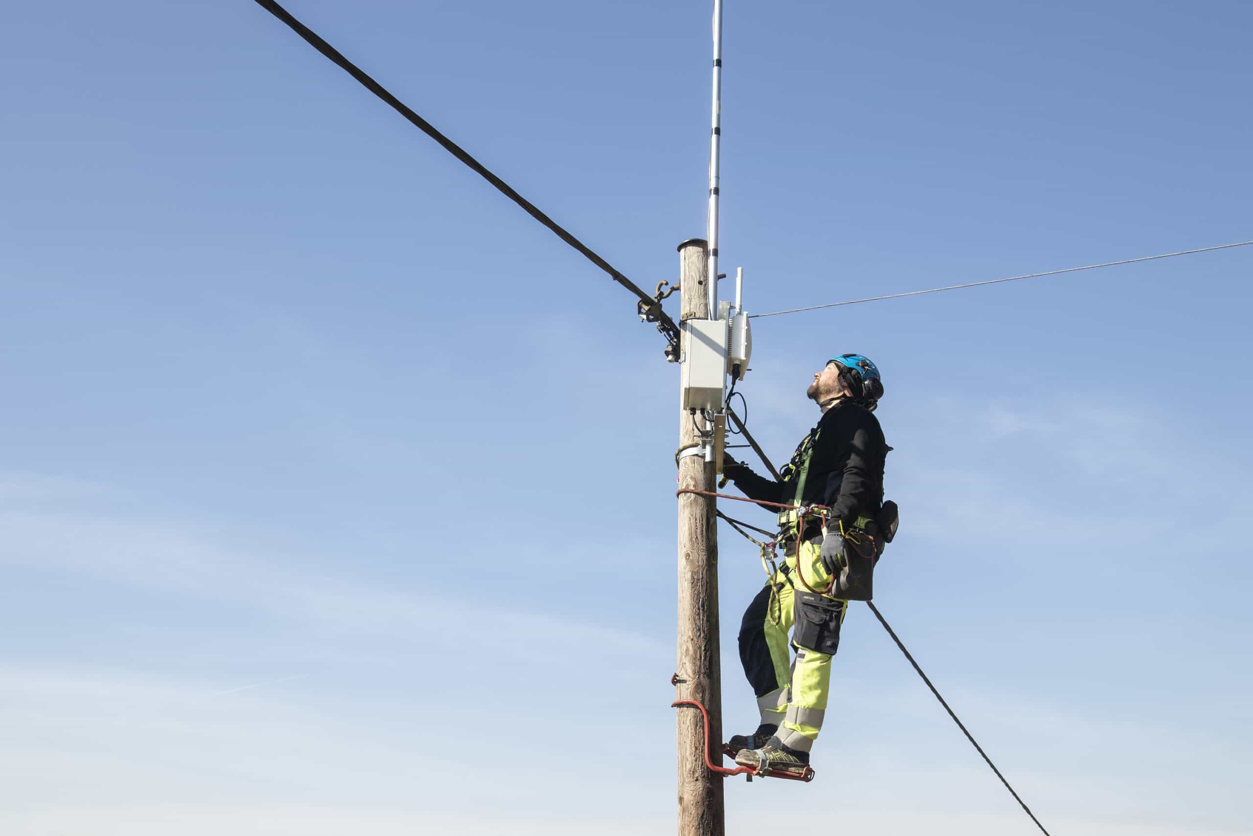 Medarbetare som genomför ett arbete på en luftledning.