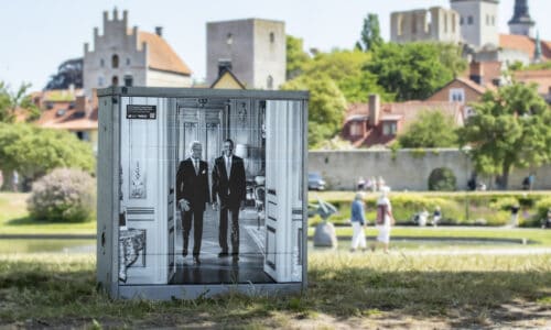 Kabelskåp i Almedalen med motiv av Kungen och Barack Obama.