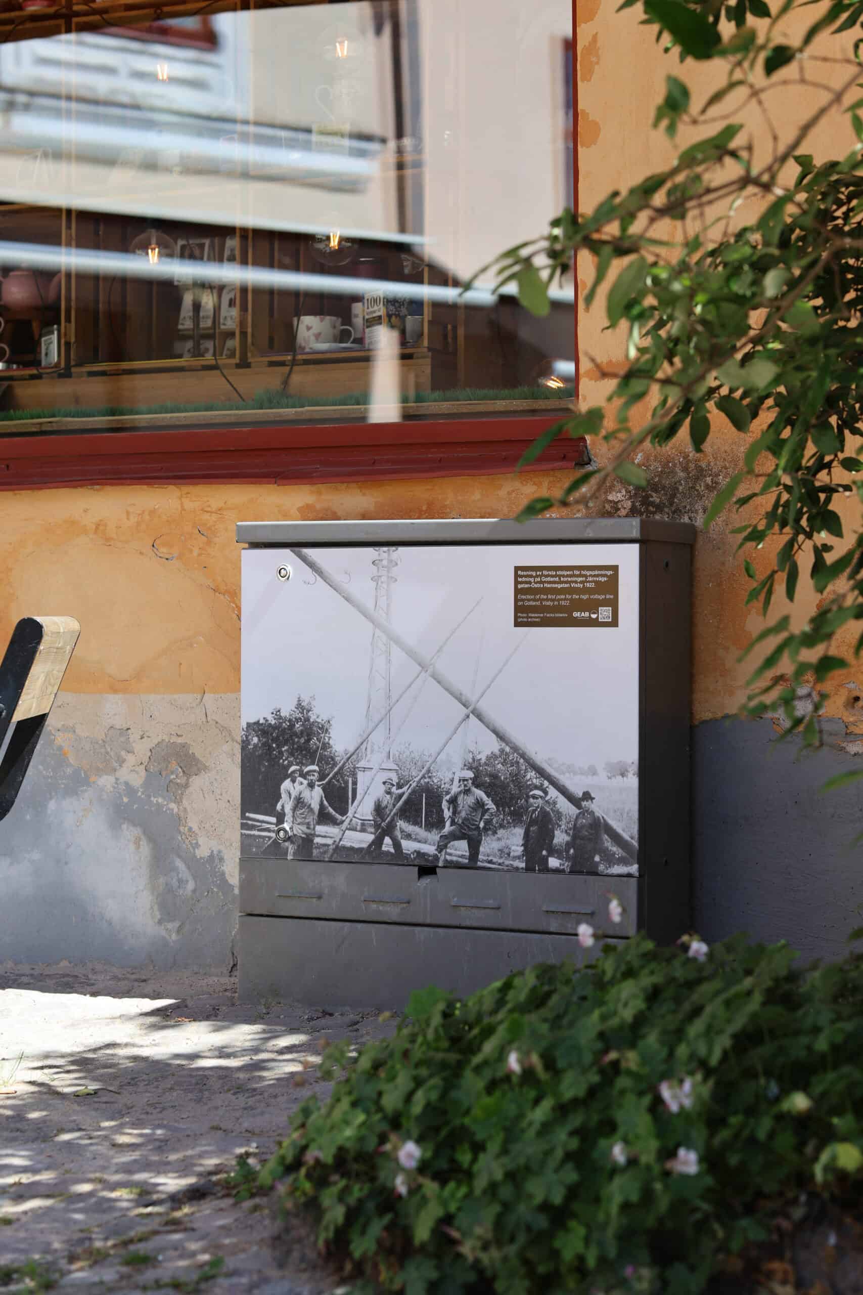 Kabelskåp med historiebild.