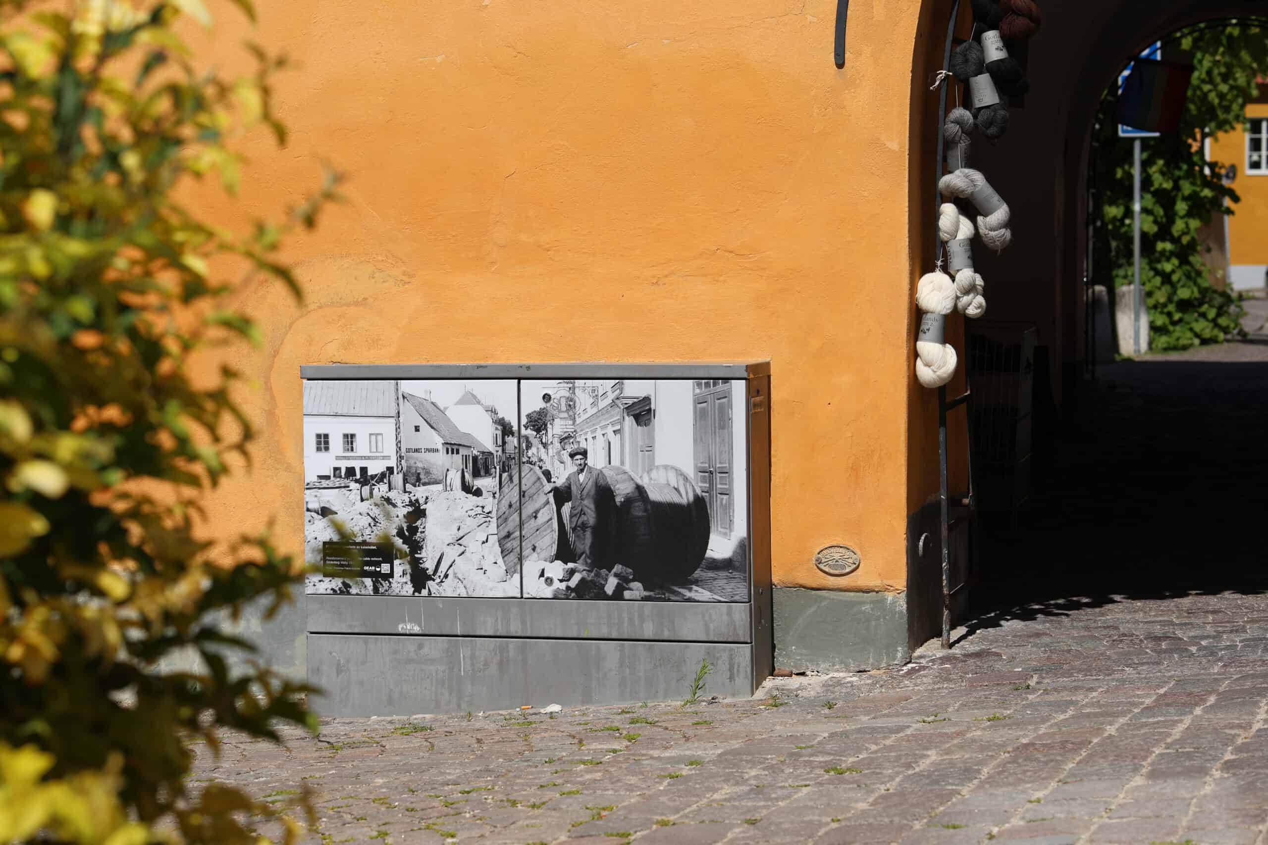 Kabelskåp med historiebild.