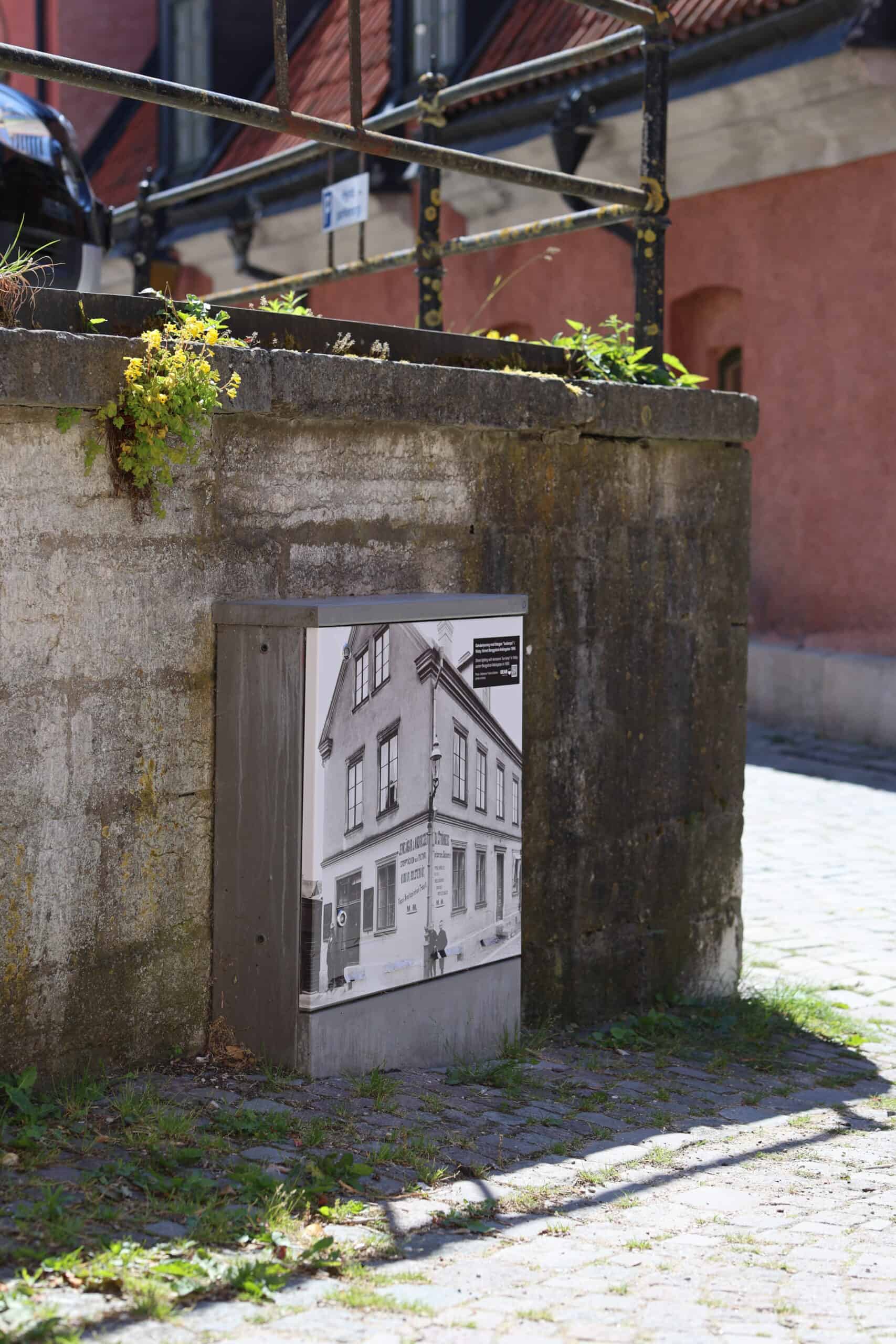 Kabelskåp med historiebild.