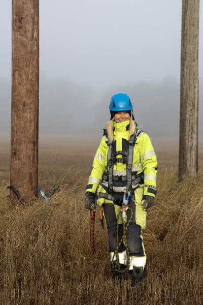 Vickie står med utrustning i ledningsgata