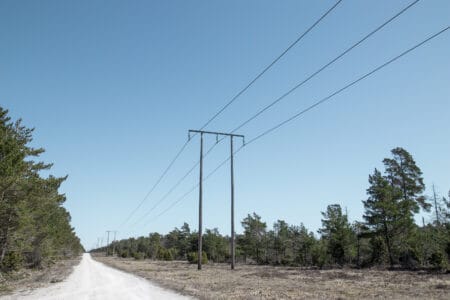 Grusväg som går längs med en luftledning.