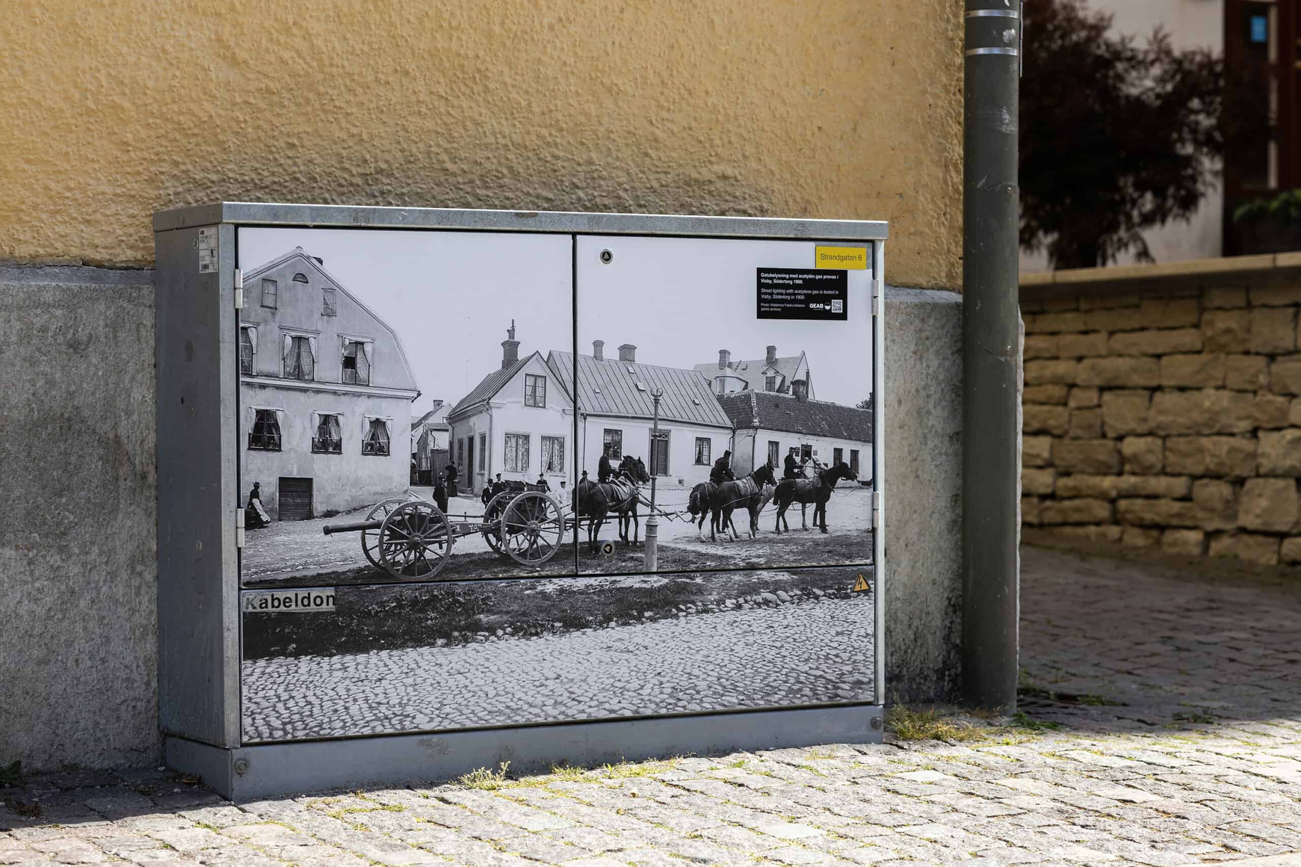 Kabelskåp med historiebild.