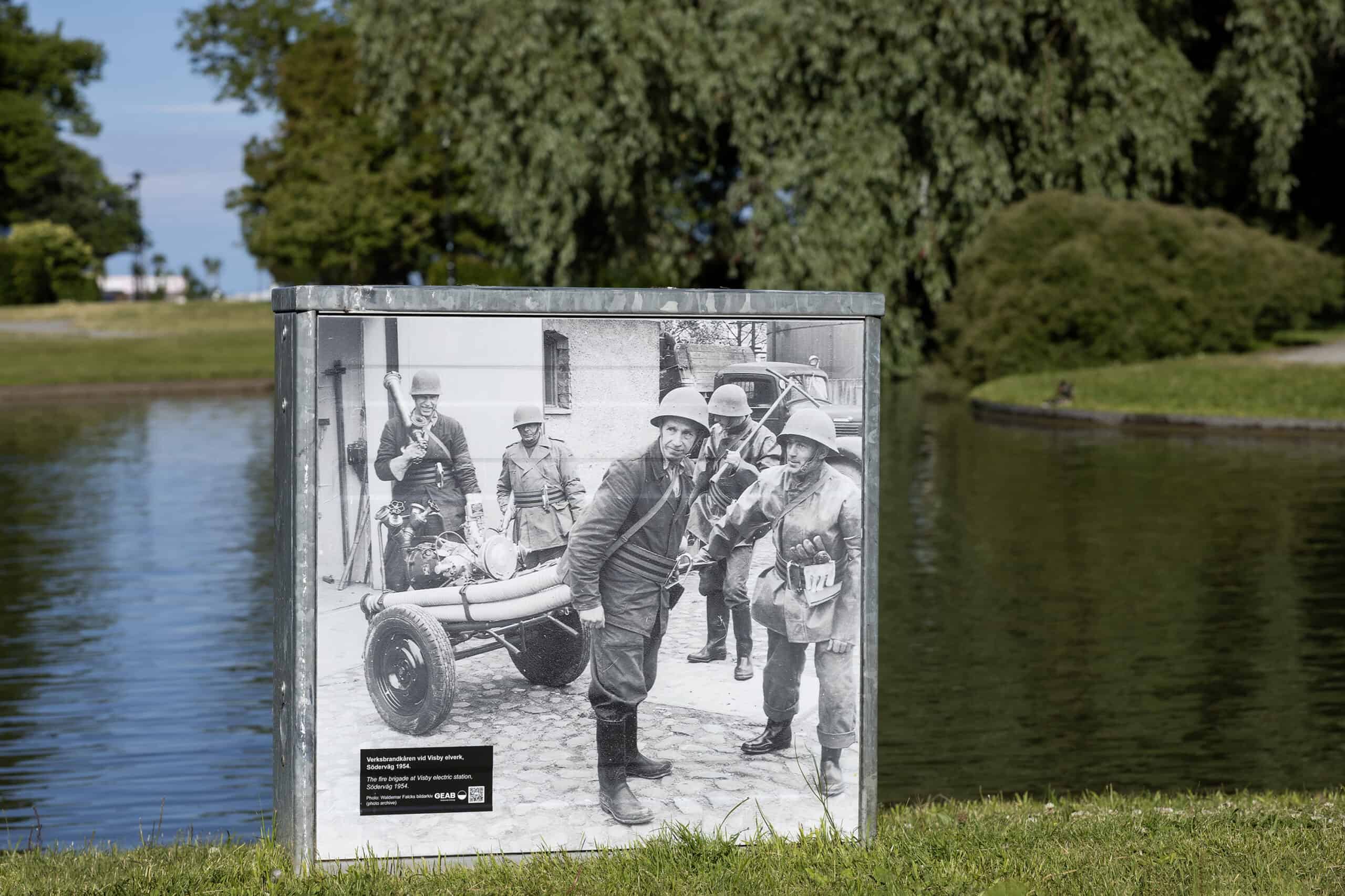 Kabelskåp med historiebild.