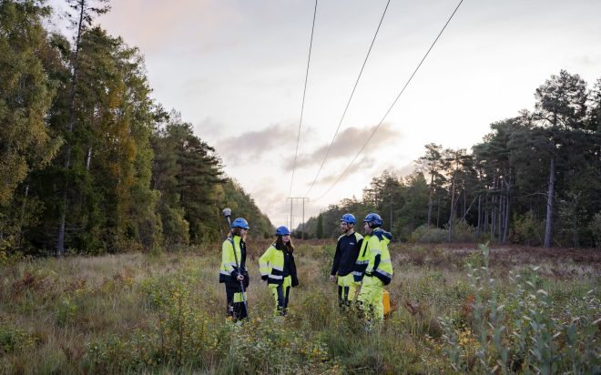 Geab medarbetare i en ledningsgata.
