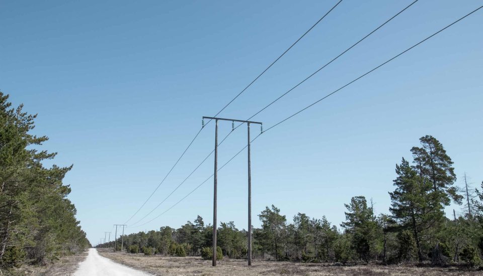 Grusväg som går längs med en luftledning.