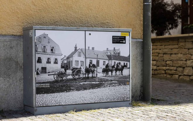 Kabelskåp med historiebild.