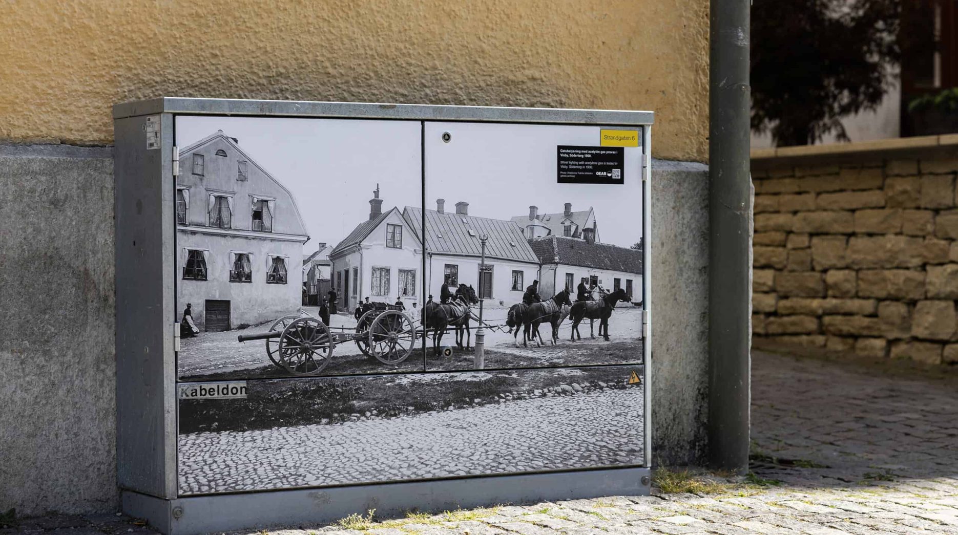 Kabelskåp med historiebild.
