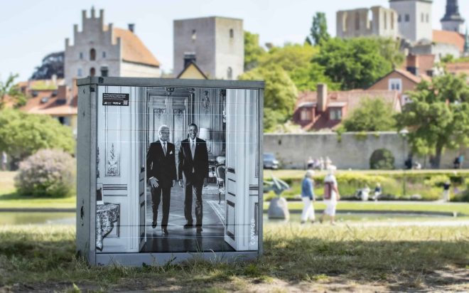Kabelskåp i Almedalen med motiv av Kungen och Barack Obama.