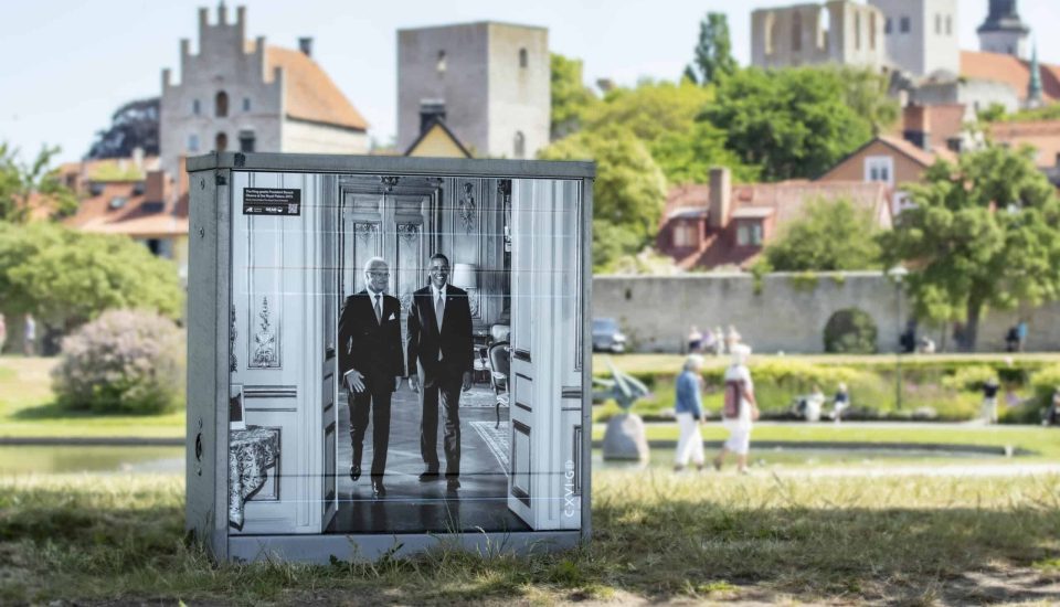 Kabelskåp i Almedalen med motiv av Kungen och Barack Obama.