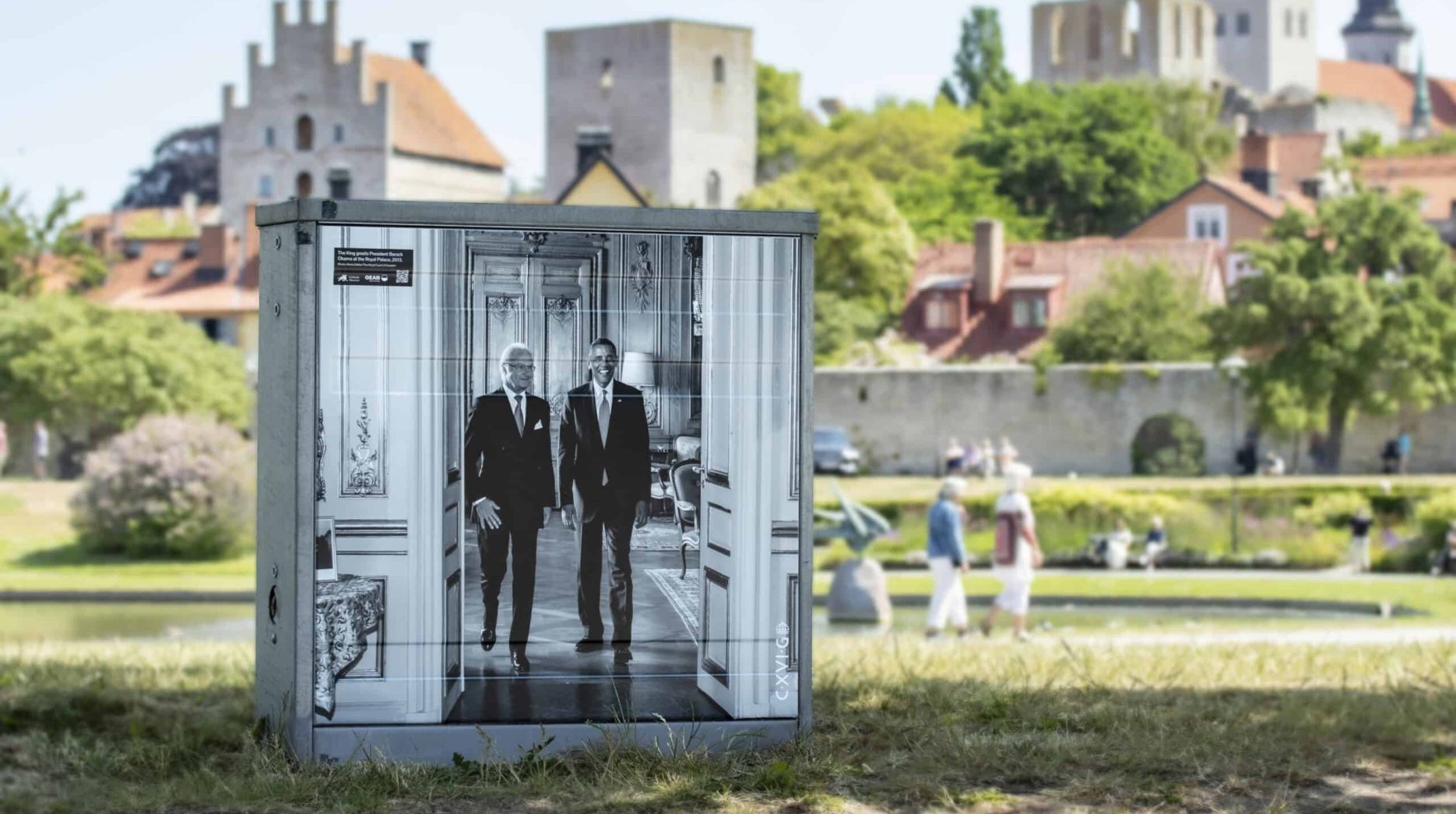 Kabelskåp i Almedalen med motiv av Kungen och Barack Obama.