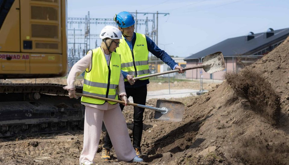 Landshövdingen och Kalle tar första spadtaget.