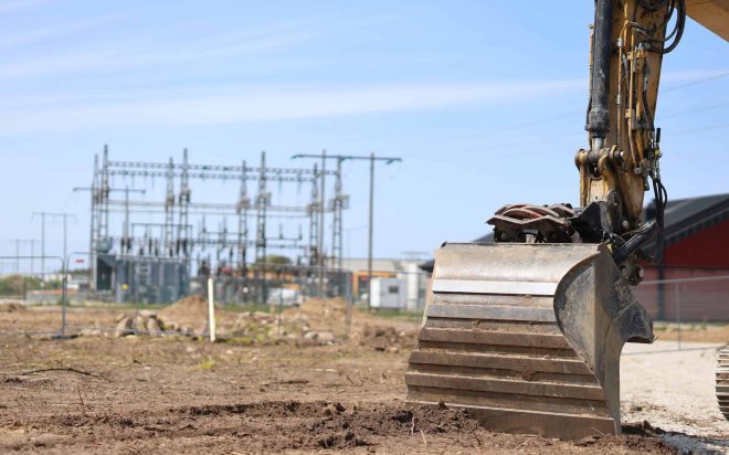 Grävmaskin som påbörjar ett nytt projekt.