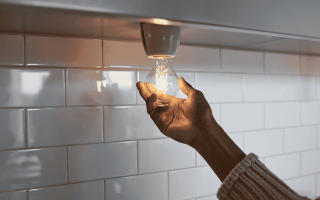 Large-Screen-72-DPI-Vattenfall_customer_detail_woman_hand_lamp_2021.png