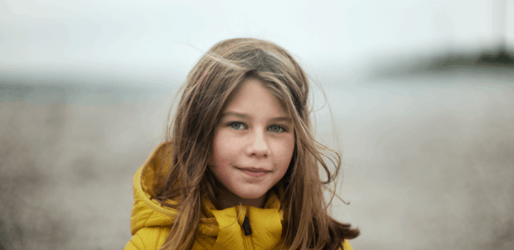 Flicka vid strand