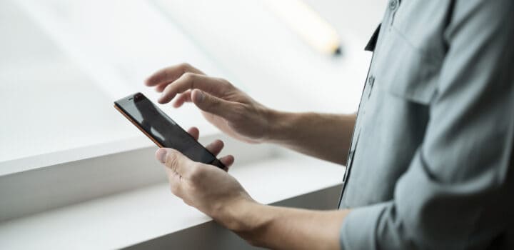 Man med mobiltelefon