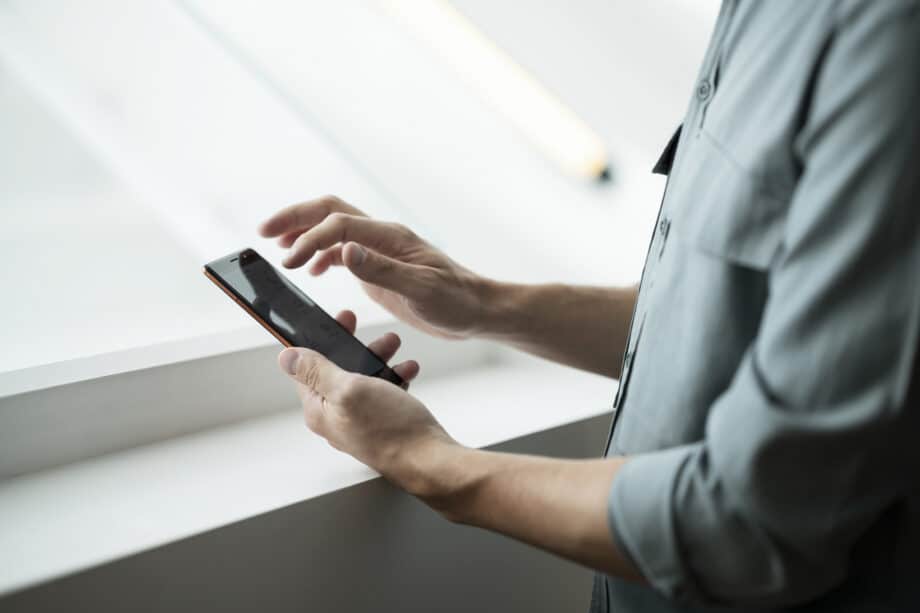 Man med mobiltelefon