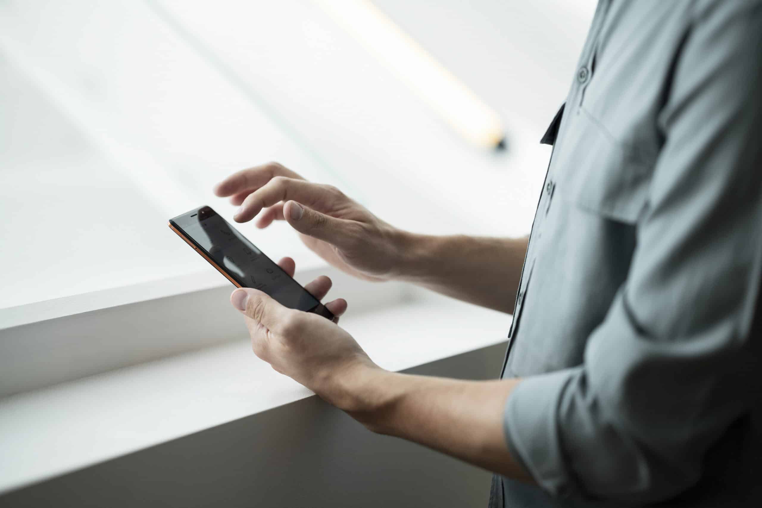 Man med mobiltelefon