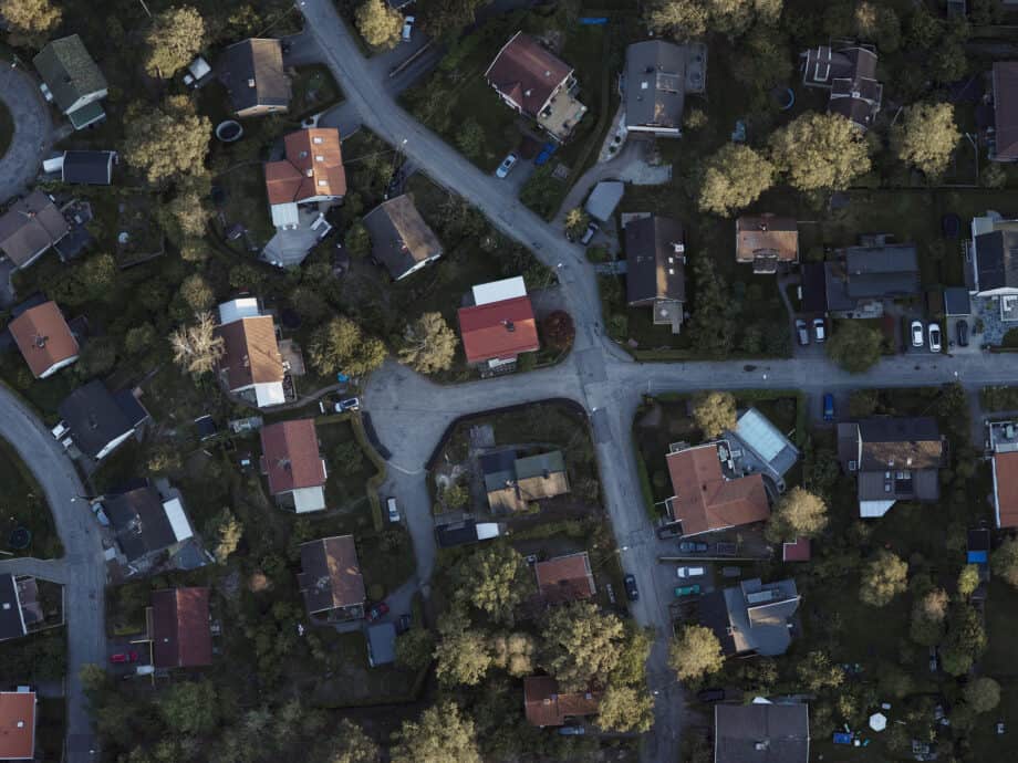 Flygbild på villakvarter.