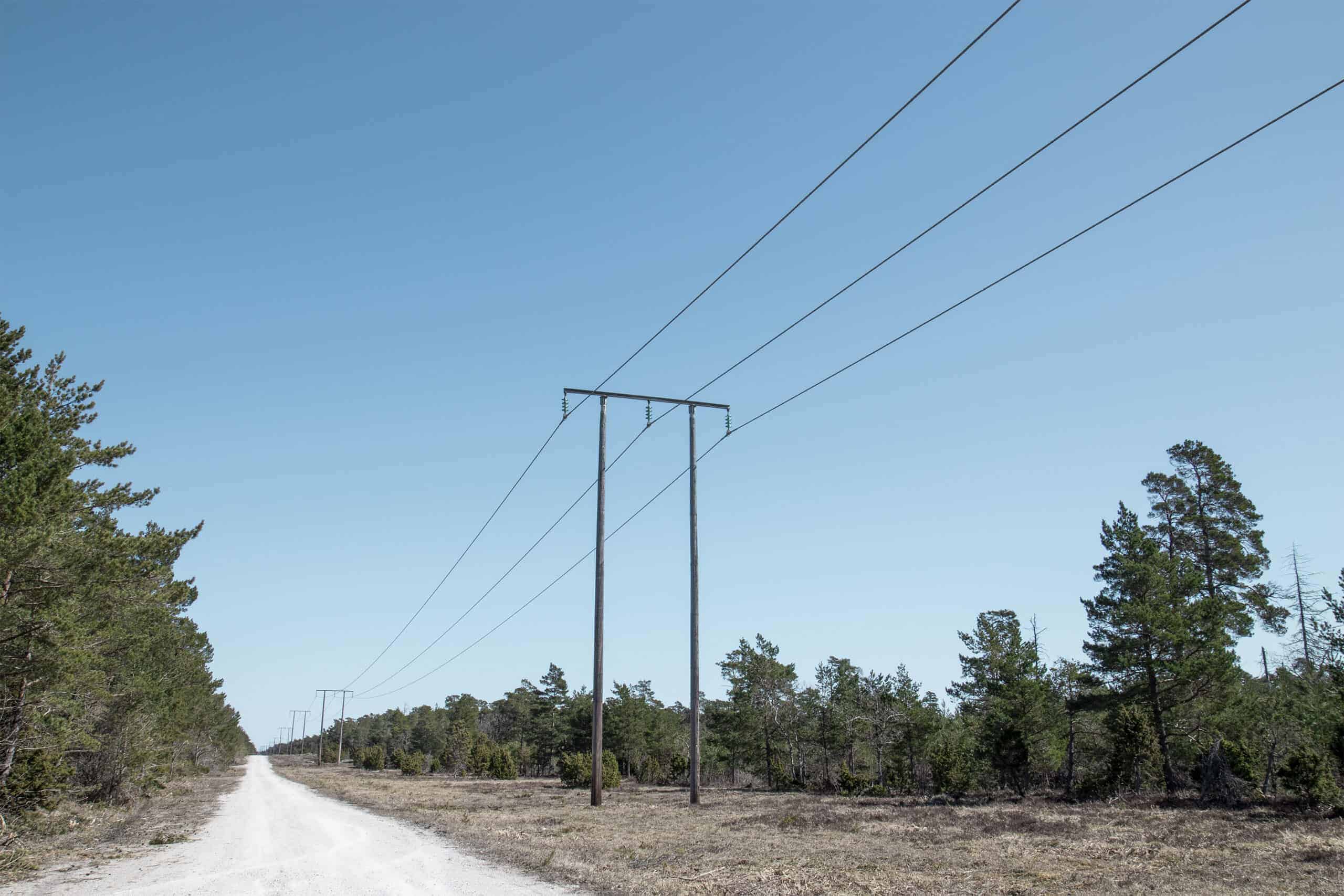 Grusväg som går bredvid luftledningar.