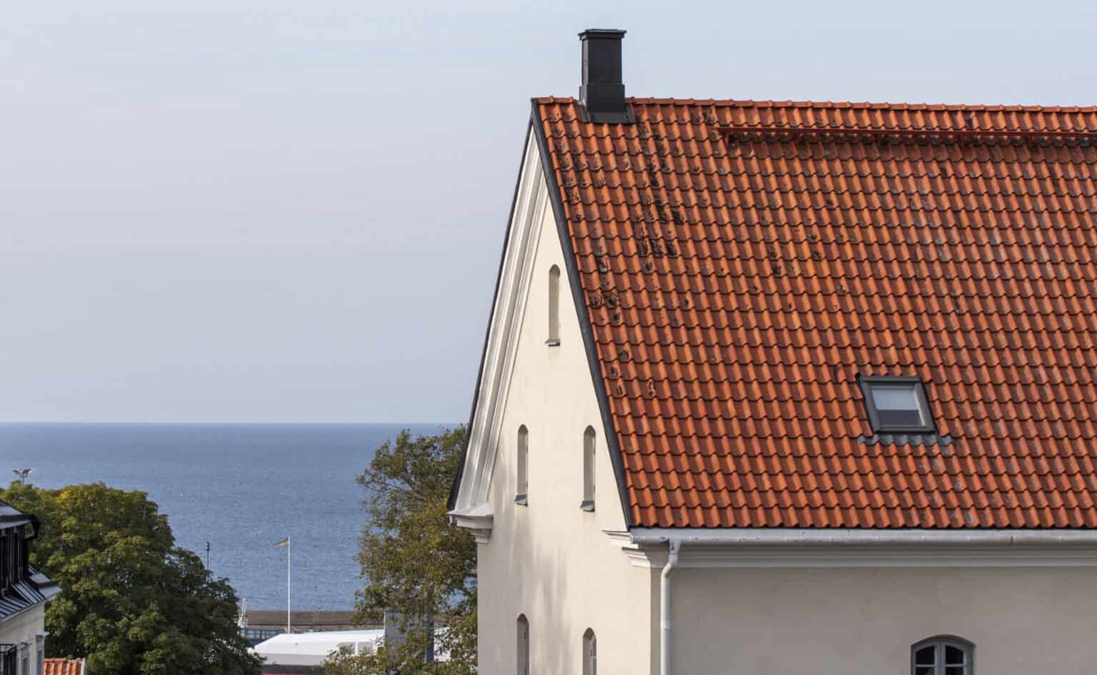 Hus i Visby med havsutsikt.