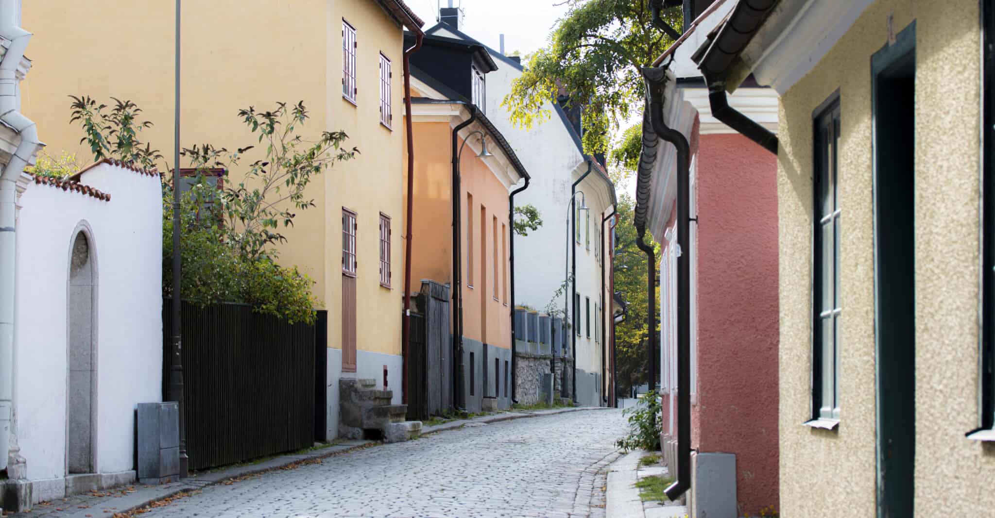 En gata med hus i Visby innerstad