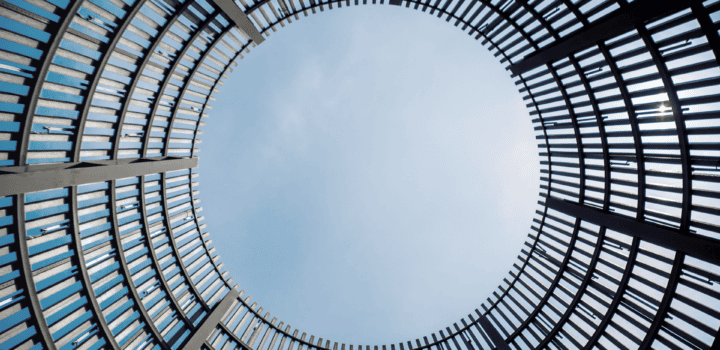 Modernt byggd cylinder med bilden tagen inifrån och upp.