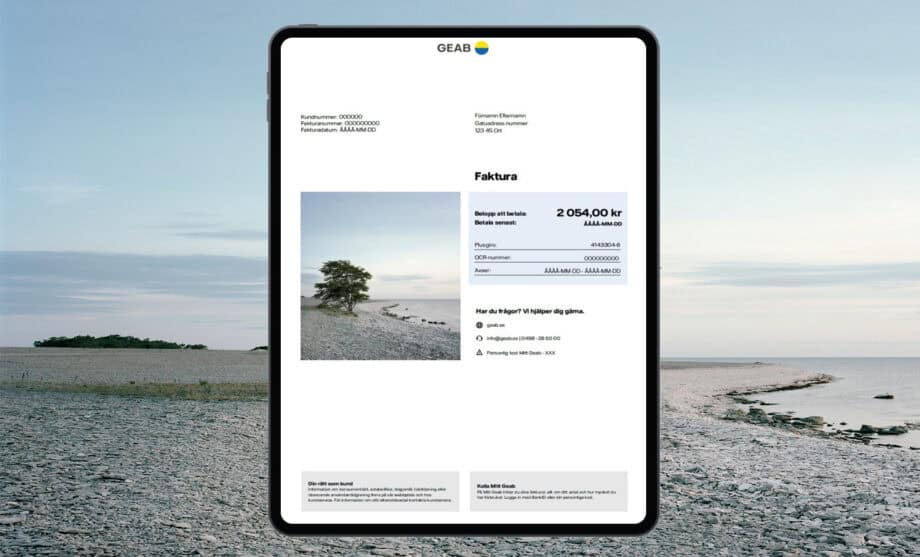 Nya fakturan med en stenstrand i bakgrunden.
