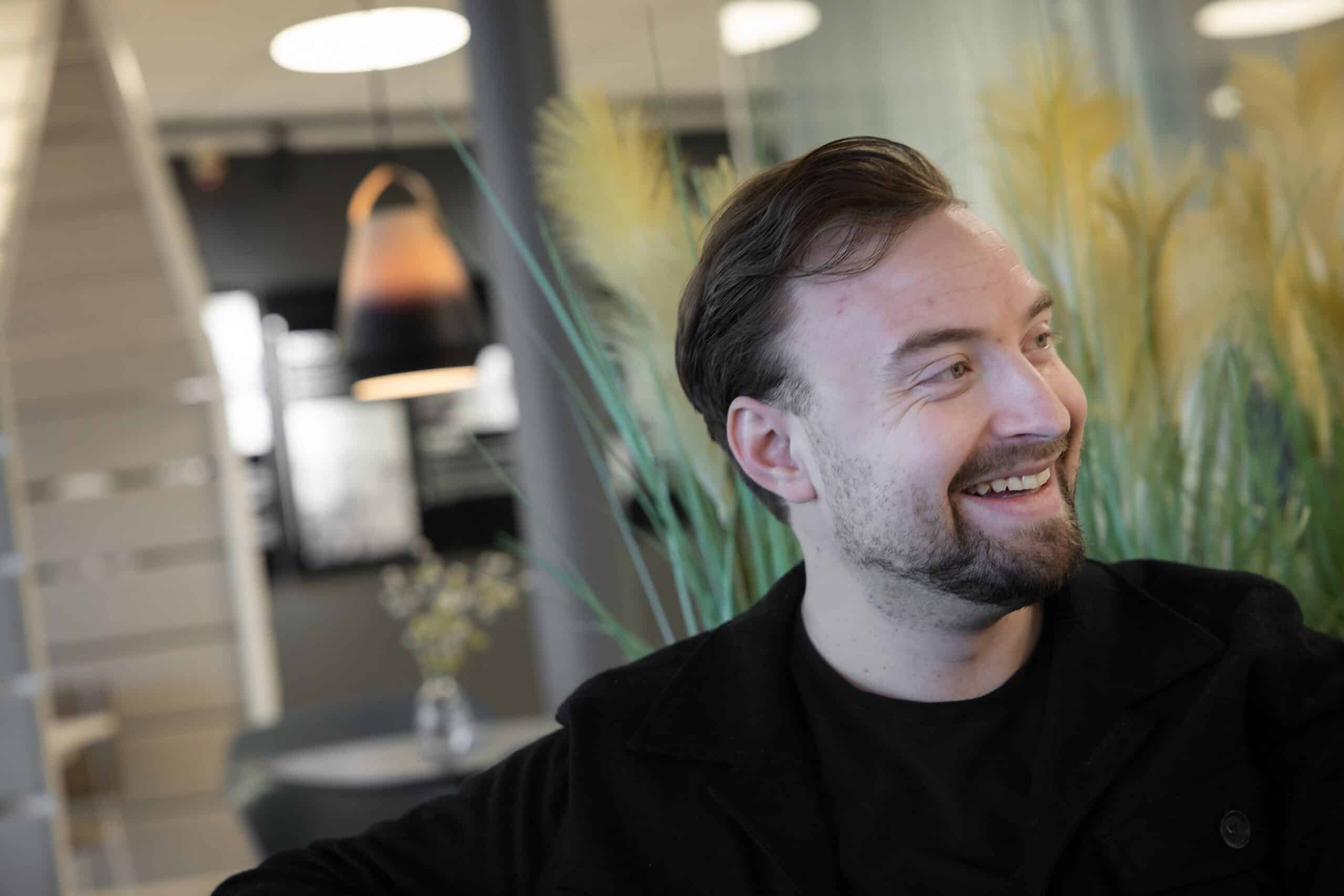 Glad medarbetare i receptionen.