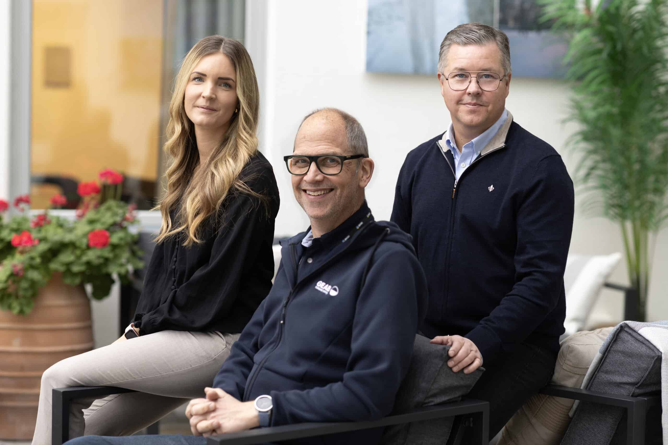 Kvinna och män i företagsmiljö, professionellt team för tech och expertis, vänlig och samarbetsvillig atmosfär.