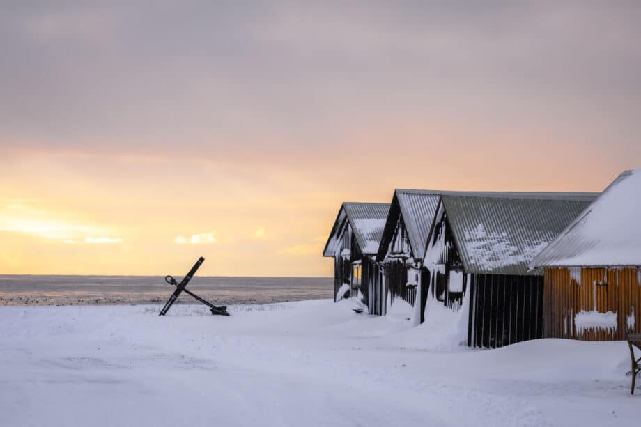 Snöiga hus vid havet