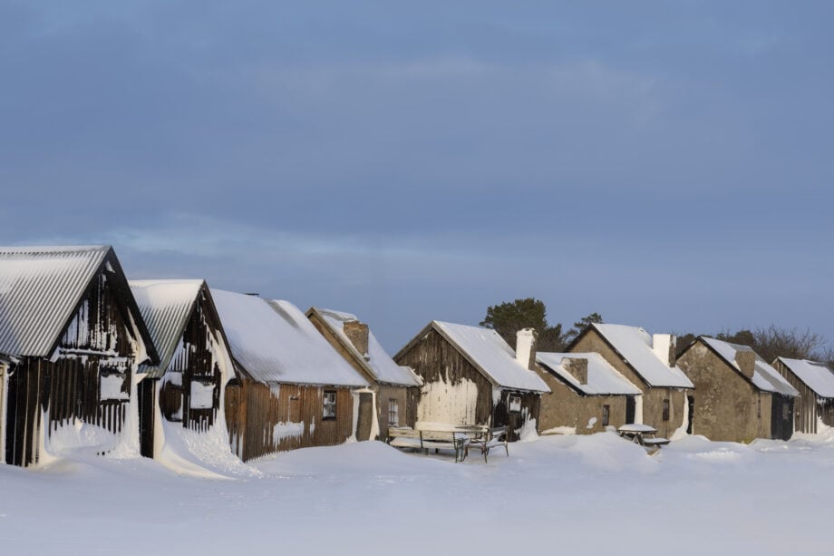 Snöiga hus vid havet