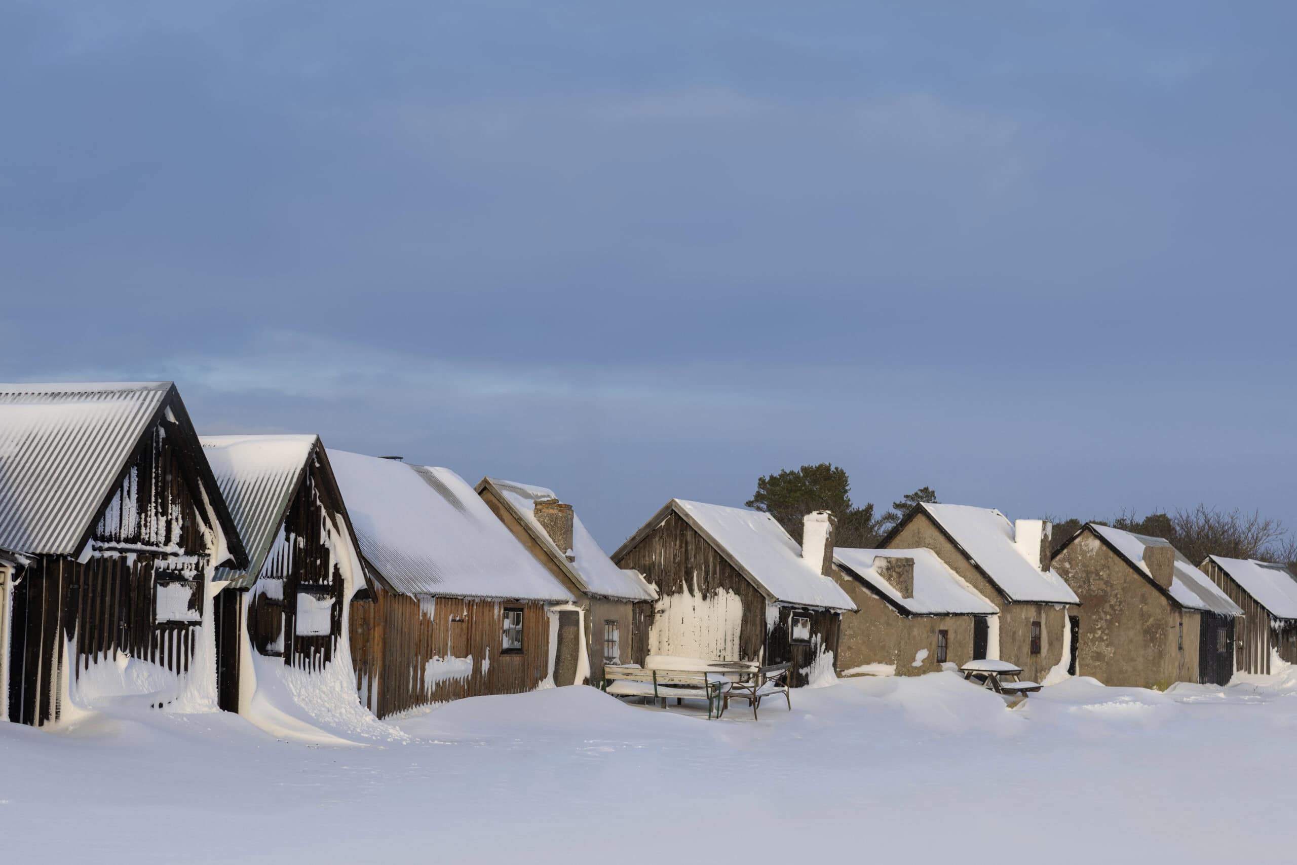 Snöiga hus vid havet