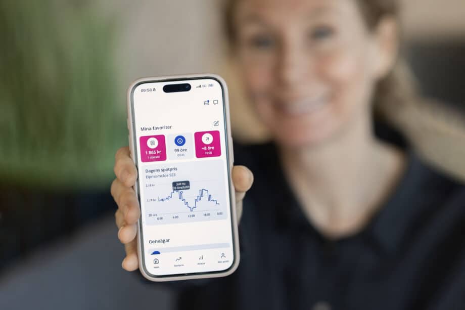 Medarbetare håller mobiltelefon i handen