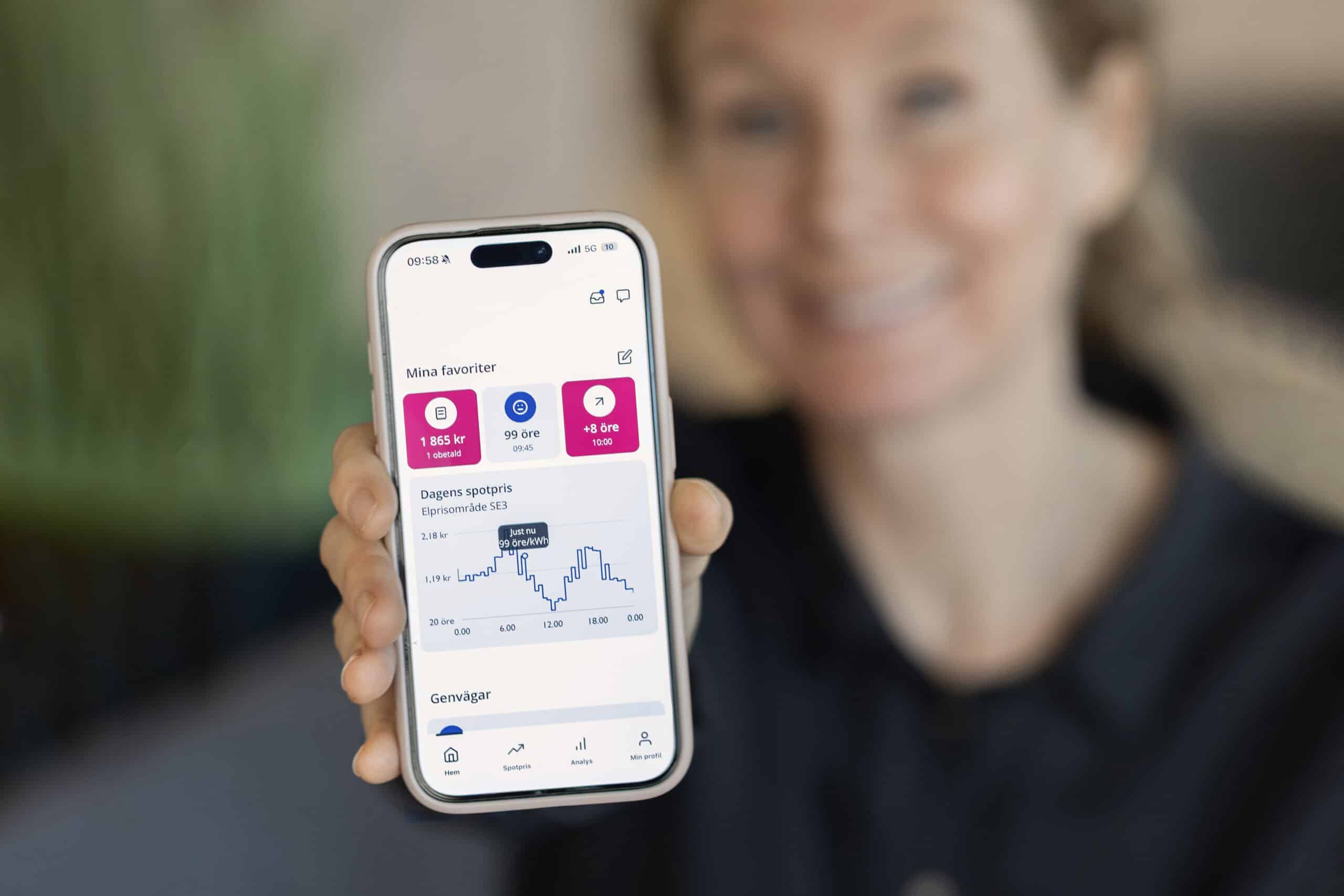 Medarbetare håller mobiltelefon i handen