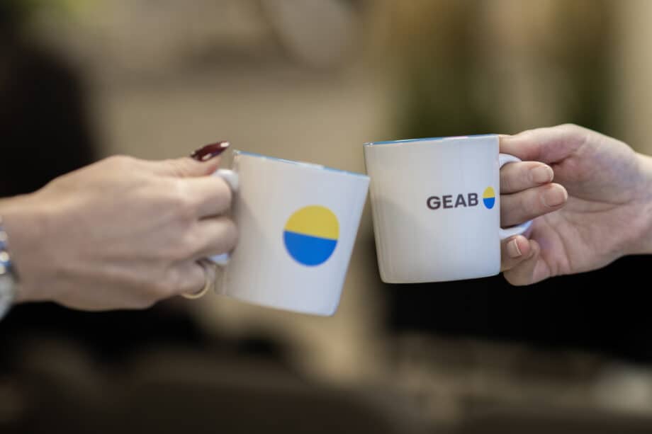 Två kaffekoppar skålar med varandra