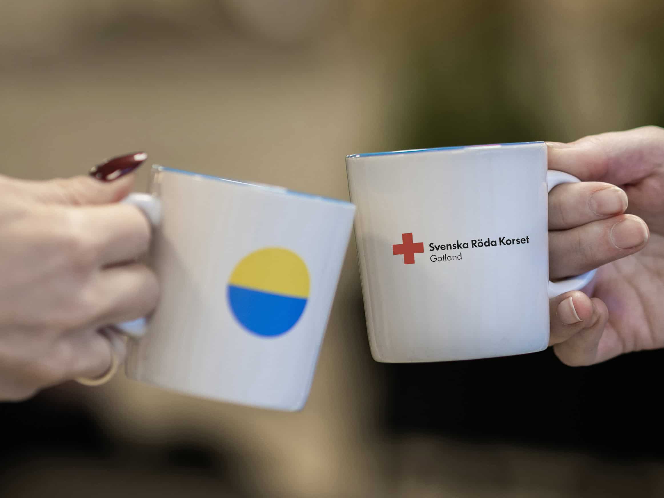 En skål mellan två kaffekoppar