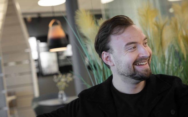 Glad medarbetare i receptionen.