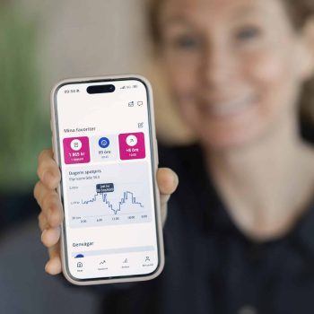 Medarbetare håller mobiltelefon i handen