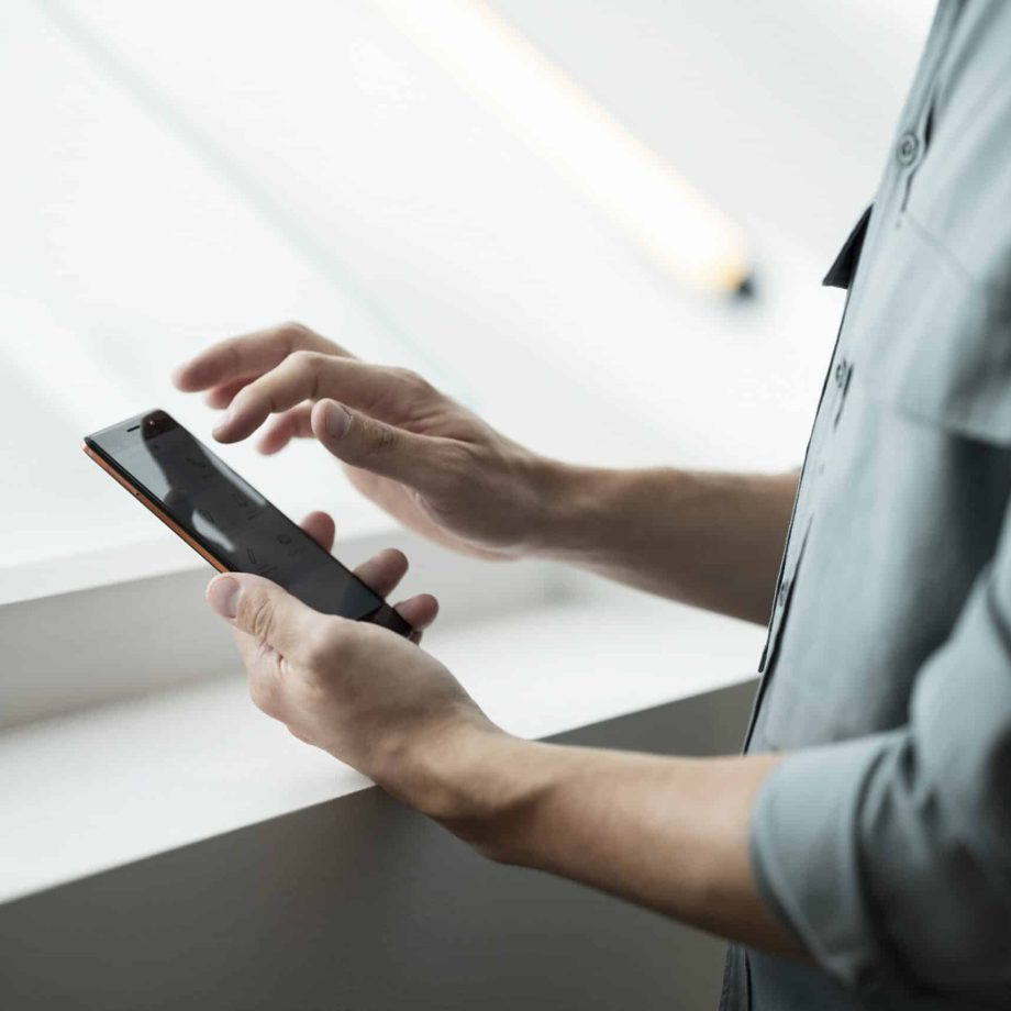 Man med mobiltelefon