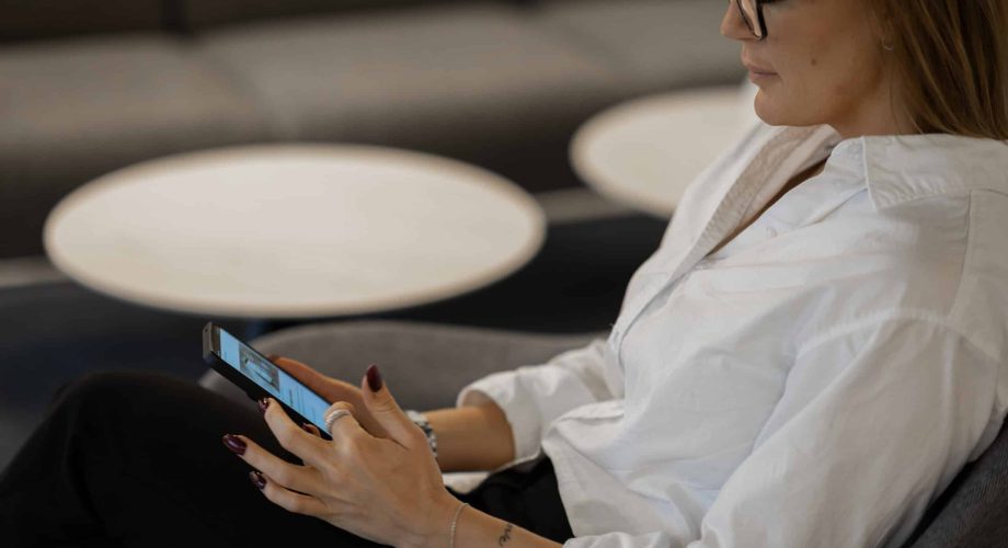 Medarbetare håller mobiltelefon i handen