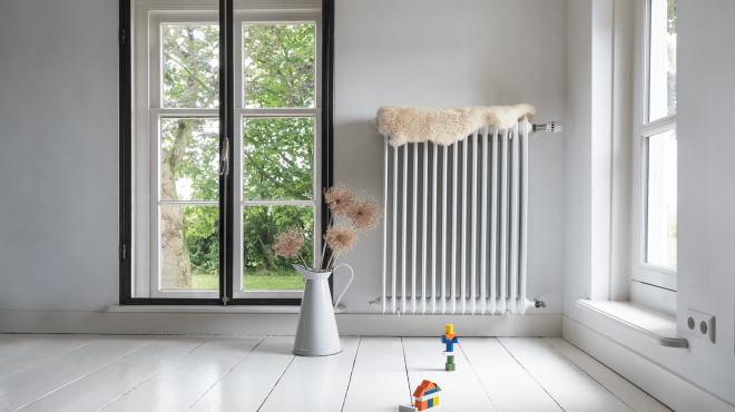 Vitt rum med element på väggen.