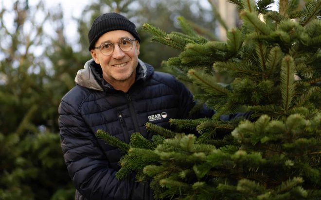 Thomas med en gran i handen