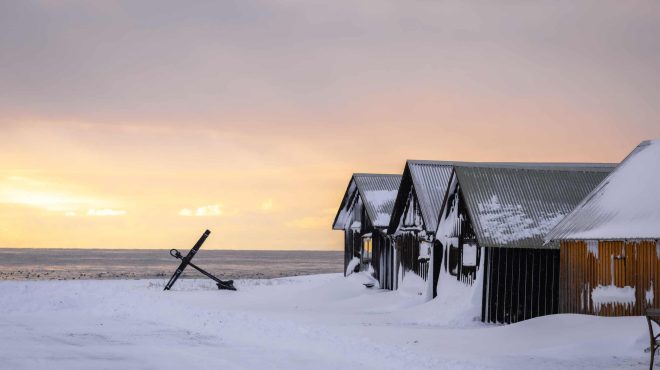 Snöiga hus vid havet