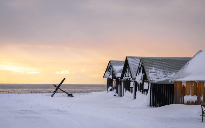 Snöiga hus vid havet