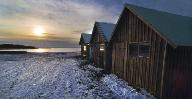 Fiskestugor vid havet på vintern.